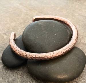 Bracelet en cuivre fait main pour hommes et femmes, conçu avec des propriétés de guérison spirituelle pour la méditation et l'équilibrage des chakras. - Product Image 4