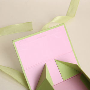 Caja de Regalo Plegable Personalizada, Ecológica, Reciclable e Impermeable, con Asa de Cinta, Forro de Esponja y Cierre Magnético para Cosméticos y Perfumes - Product Image 1