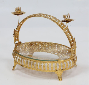 Panier élégant en filigrane doré avec une poignée courbée et une base ornée de pétales. Haute qualité, disponible à prix de gros. - Product Image 3