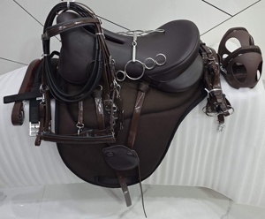 Silla de Montar Inglesa para Caballos de Resistencia, Duradera y Atractiva, con Correas de PVC, Equipo de Equitación Sintético Ligero para Venta al por Mayor - Product Image 3