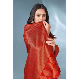 ผ้าไหมปาธานีลายจุดสีเขียวและแดงแบบอีลิท วีฟส์ พร้อมเสื้อปักลายซารีแบบยังไม่เย็บติดกับผ้า  พร้อมเสื้อผู้หญิงแบบตัดกันลายปักดิ้นทอง - Product Image 2