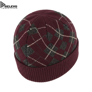 Bonnet tricoté à motif géométrique personnalisé, bordeaux, rouge vin, gris, côtelé, avec revers plié, style vintage streetwear - Product Image 3