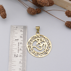 Pendentif Om plaqué or, symbole religieux hindou, bijoux de mode unisexe en alliage, design rond en filigrane - Product Image 2
