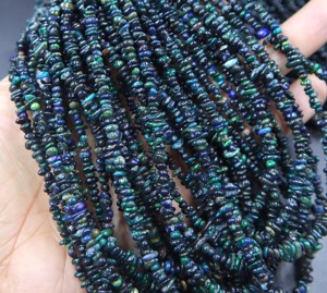 Perles de pierres précieuses d'opale éthiopienne noire naturelle multi-étincelles, copeaux d'opale noire lisses, forme non taillée, environ. 5x2 MM à 4 MM, longueur de 16 pouces - Product Image 2