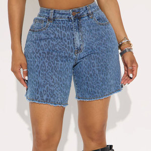 Shorts de mezclilla ajustados rasgados para mujer, de cintura media, estilo casual de verano, elásticos, 100% algodón, con bolsillos y efecto desgastado. - Product Image 4