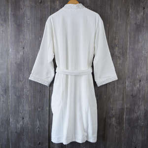 Albornoz de Baño Blanco para Mujer, Personalizado de Alta Calidad, 100% Algodón, con Logotipo Bordado, Marca Nesta Sports - Product Image 4