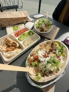 Bol robuste et durable de 32 oz pour servir des burritos, du riz et des nouilles, emballages alimentaires modernes avec couvercle transparent, salades et pâtes - Product Image 1