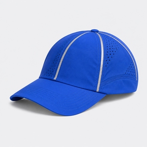 Gorra clásica para correr diseñada para mayor comodidad con tela transpirable, construcción ligera y cobertura práctica para actividades al aire libre. - Product Image 1