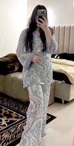 Nueva Colección de Moda, Salwar Kameez Sharara Informal para Boda, Reversible, Hecho a Mano con Estampado Digital y Relieve de Piedra, en Chinoon Puro - Product Image 3