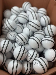 Balón de Cricket de Cuero Cosido a Mano de Primera Calidad al por Mayor, Grado A, Tamaño Adulto, 156 g, Color Blanco, Balón de Partido con Logotipo Personalizado, Suministro de Fábrica - Product Image 3