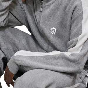 Chaqueta deportiva de punto gris melange con rayas laterales, cierre de cremallera, estilo casual urbano, puños acanalados, tejido suave, estilo atlético unisex, ajuste cómodo Pro - Product Image 4