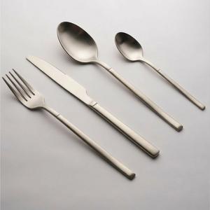 Elegante Juego de Cubiertos con Acabado Dorado Martillado, Vajilla de Metal de Latón para Restaurantes y Ocasiones Especiales, Buen Precio - Product Image 4