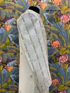 Sherwani de créateur en perles pastel et ivoire, style Divine Touch, à devant ouvert, avec pointes argentées et bordure festonnée, modèle codé - Product Image 4