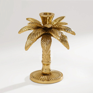 Porte-bougie en métal doré en forme de palmier, avec un tronc et des feuilles texturés, apportant une touche tropicale à votre décoration intérieure. - Product Image 2