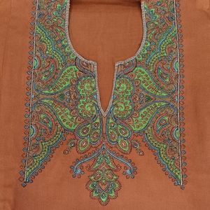 Kurti Pheran élégant de couleur brun rouille avec des détails en papier mâché multicolores - Product Image 6