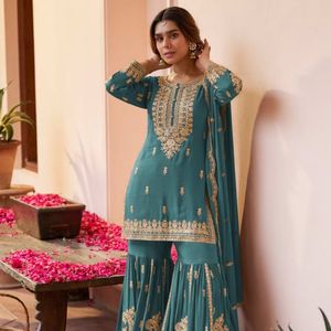 Conjunto de Kurti Sharara de Fiesta Formal con Bordado de Seda Pesada de Primera Calidad, Dupatta Bordada a Juego, Ropa Étnica de Diseñador - Product Image 3