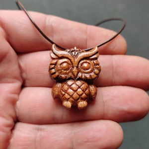 สร้อยคอจี้นกฮูกไม้แกะสลักด้วยมือ เครื่องประดับงานฝีมือ สีน้ำตาลธรรมชาติ - Product Image 4