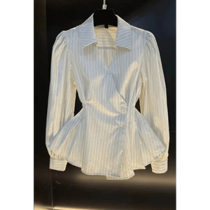 Chemisier asymétrique froncé à peplum, boutonné, manches longues bouffantes avec poignets boutonnés, fines rayures micro-striées - Product Image 2