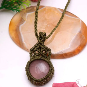 Collar de macramé hecho a mano con colgante de cuarzo rosa, cordón verde ajustable, joyería curativa - Product Image 2
