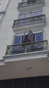 Rampe de balcon moderne en fer forgé pour extérieur, garde-corps décoratif en métal pour jardin, balustrade de terrasse de villa, main courante d'escalier, conception personnalisée - Product Image 2