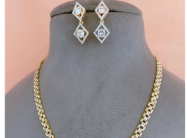 Modern Wear Designer AD Stones Look Gold Tone Pendent Set con pendientes para mujeres y niñas Wedding Parties Wear Collections - Product Image 2