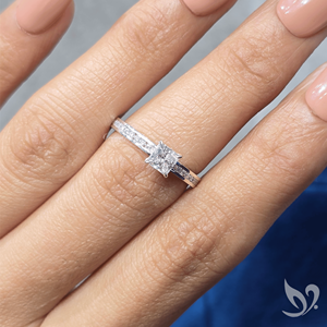 Anillo de compromiso de oro blanco de 10K con diamante de laboratorio de corte princesa de 0.50CT, certificado IGI, banda pavé de canal - Product Image 5