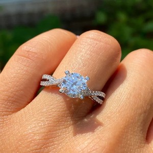 Rond Moissanite Diamant GRA Certifié Bande Torsadée Demi Éternité Unique Bague de Fiançailles et de Mariage pour les Femmes au Prix de Gros - Product Image 1