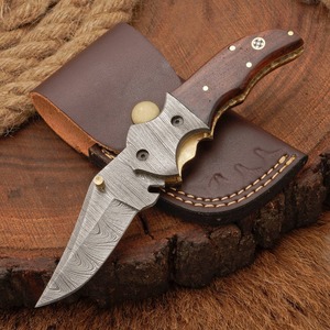 Couteau pliant de camping artisanal de qualité industrielle en acier Damas avec manche en bois et étui en cuir - Product Image 6
