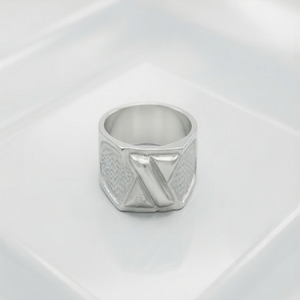 DIVYORO แหวนเงินรูปตราสัญลักษณ์สไตล์มินิมอลสำหรับผู้หญิง - Product Image 1