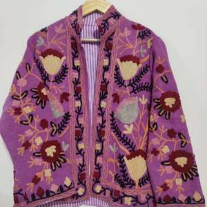 Impresionante Chaqueta Suzani Bordada en Algodón Indio TNT, Abrigo Artesanal para Mujer con Bordado a Mano Suave - Product Image 2