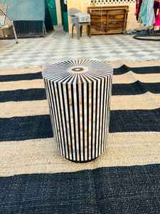 Mesa de centro india hecha a mano con incrustaciones de nácar y detalles de café. - Product Image 6