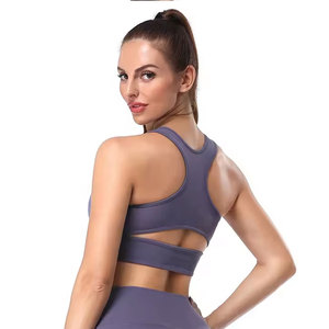 Conjunto deportivo de dos piezas para mujer: sujetador deportivo con tirantes anchos y ribete en contraste personalizado, y shorts cruzados de cintura alta para yoga. - Product Image 5