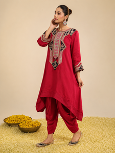 Conjunto de Kurta Rojo Amayra de Seda Satinada Tejida, Elegante, con Mangas Acampanadas y Cuello Mandarín, para Bodas, Diwali y Fiestas - Product Image 4