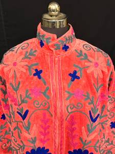 Chaqueta de terciopelo rosa coral de lujo, bordada a mano con motivos florales Suzani, abrigo de invierno, abrigo corto cálido de diseño bohemio - Product Image 2