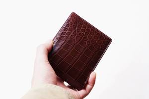 2025 tendance luxe marron fait à la main en cuir véritable à deux volets portefeuille pour hommes courte longueur Crocodile haut de gamme fournisseur du Vietnam - Product Image 3