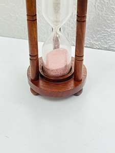 Reloj de Arena de Madera Hecho a Mano de 5.5'' con Arena Rosa |   Decoración Rústica de Mesa con Diseño de Cruz de Ángel para Navidad y Cumpleaños - Product Image 3
