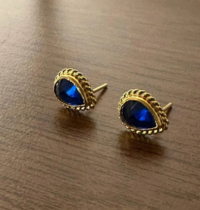 Boucles d'oreilles clous en saphir bleu plaqué or faites à la main pour femme, idéales pour les occasions festives - Product Image 3
