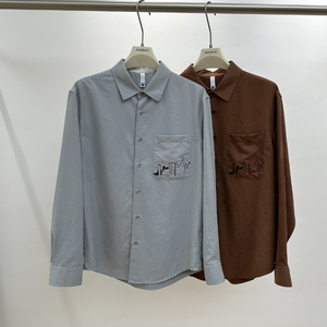 เสื้อเชิ้ตแขนยาวลำลองผู้ชายแบบสั่งทำ OEM ODM ปักลายที่ปกเสื้อ ปกคอพับ ติดกระดุมเม็ดเดียว - Product Image 1