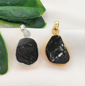 Pendentif Breloque en Pierre Précieuse Tourmaline Noire Brute Plaqué Or Tendance/Mode – Fournitures de Bijoux DIY pour Colliers Vente en Gros - Product Image 1