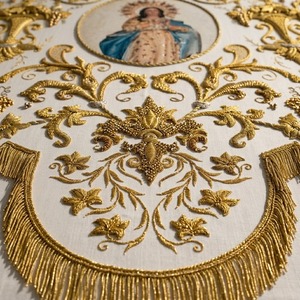 Insignia de tela bordada personalizada, aplique rectangular dorado, diseño religioso clásico para coser en prendas. - Product Image 3