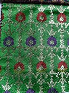 Tissu en soie brocart jacquard Banarasi vert, motif floral, poids moyen, pour robes sari, vêtements de mariage et de danse - Product Image 1