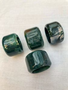 Colección única de servilleteros de resina para decoración de mesas festivas, creando un ambiente festivo y una presentación elegante. - Product Image 3