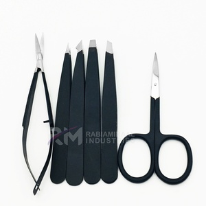 Pinza para cejas RMI High Product Silver Tip con punta inclinada de acero inoxidable, ligera, con recubrimiento en polvo negro y color plateado. - Product Image 1