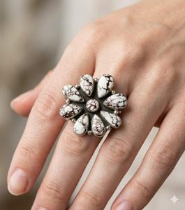 Bague Fleur en Howlite Blanche, Bague Statement Bohème, Bijou Western Style Vintage, Bague Ajustable avec Pierre Précieuse, Cadeau pour Elle - Product Image 1
