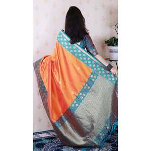 Sari en soie douce orange Banarasi tissé avec des robes de soirée uniques en zari à motif ondulé - Product Image 4