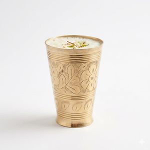 Verre à boire en laiton gravé motif floral, gobelet métallique pour la maison, les fêtes et la décoration de mariage - Product Image 1