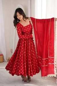 Robe Anarkali et dupatta en soie écologique rouge à deux pièces, brodée de fleurs, pour femmes, manches longues, col carré, tenue de soirée - Product Image 4
