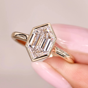 Bague de fiançailles et de mariage en diamant hexagonal taille étagée de 1,50 carat, cultivé en laboratoire, sertie en cathédrale, bijoux en or 14 carats - Product Image 5