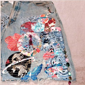 TOPSHOW Short Bermuda en jean délavé à ourlet effiloché, taille mi-haute, effet délavé à la pierre, avec appliques brodées pour homme - Product Image 2