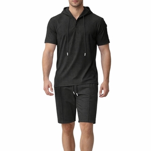 Conjunto de camiseta con capucha de manga corta y pantalones cortos de color sólido para hombre, conjunto informal de dos piezas, ropa deportiva de verano para gimnasio, conjunto con capucha para hombre - Product Image 1